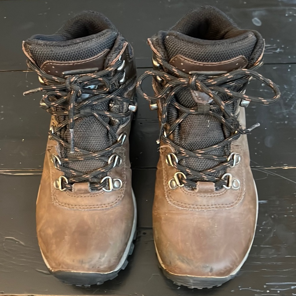 Chinook boots, size 3.5 (big boys)